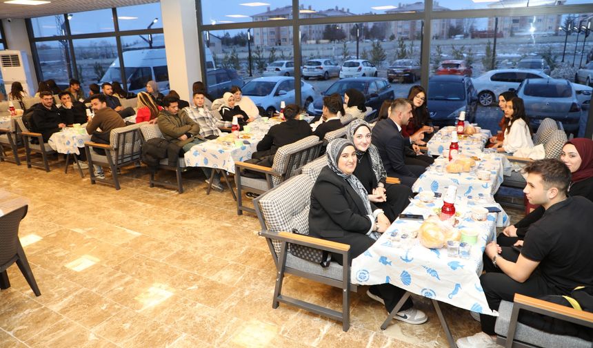 Rektör Yaşar, iftar sofrasında öğrencilerle buluştu