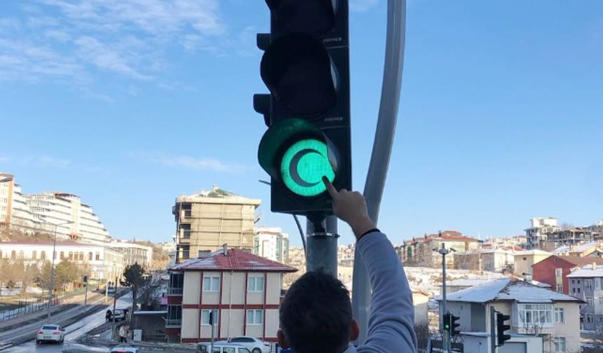 Trafik ışıkları ‘Yeşilay’ ile  aydınlanıyor