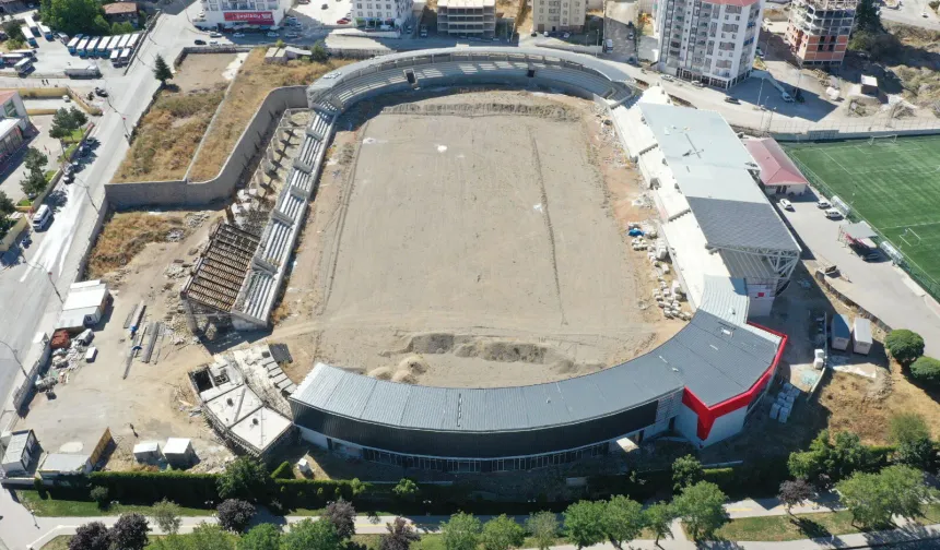 STAD İNŞAATINDA KALIPLAR PATLADI