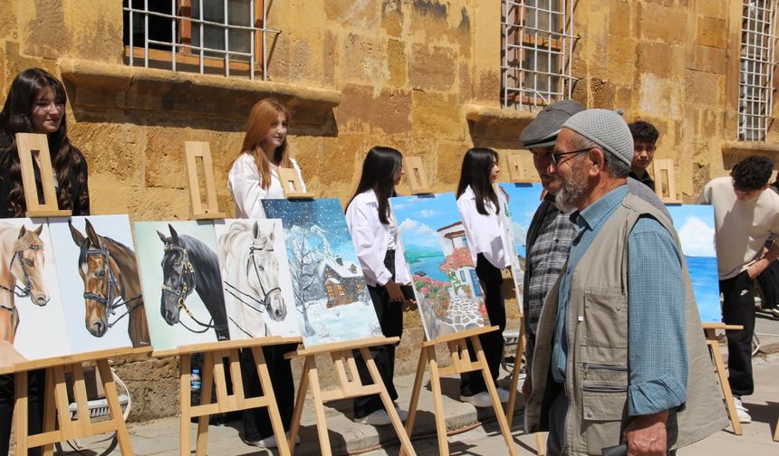 TARİHİ MEKANDA  GENÇ  FIRÇALARDAN  SANAT ESİNTİSİ
