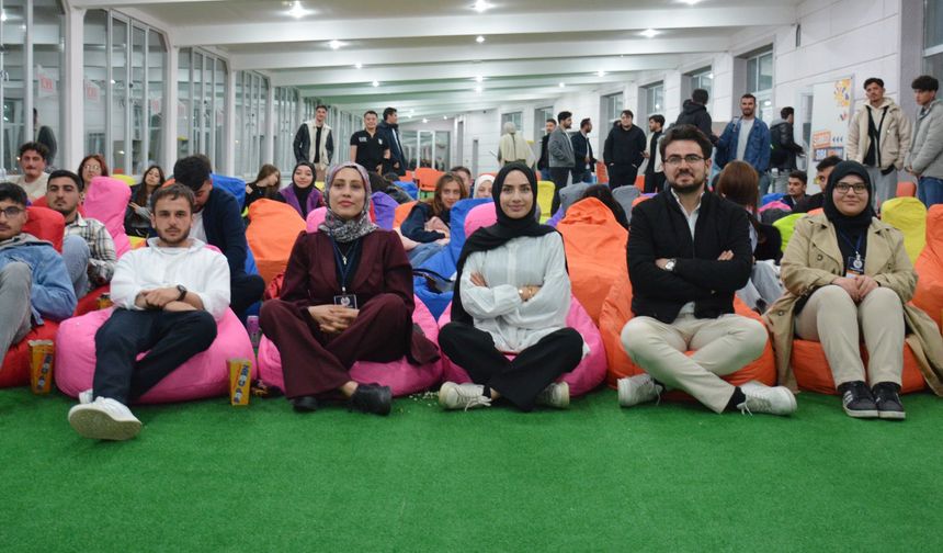 ‘ÜNİAK’TAN MORAL  GECESİ GENÇLER FiLM KEYFiNi YAŞADI