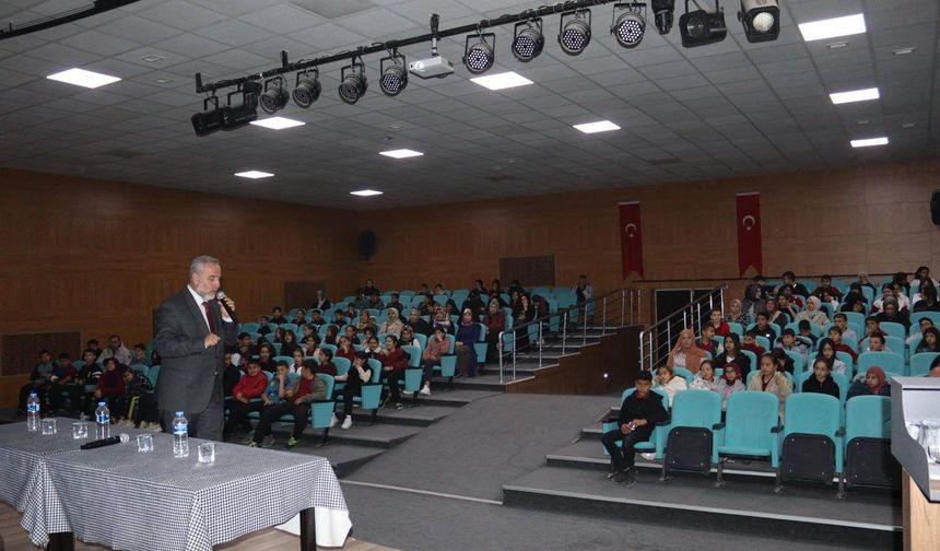 Sarıkaya'da Öğrencilere Özel Müftülük Konferans Düzenledi