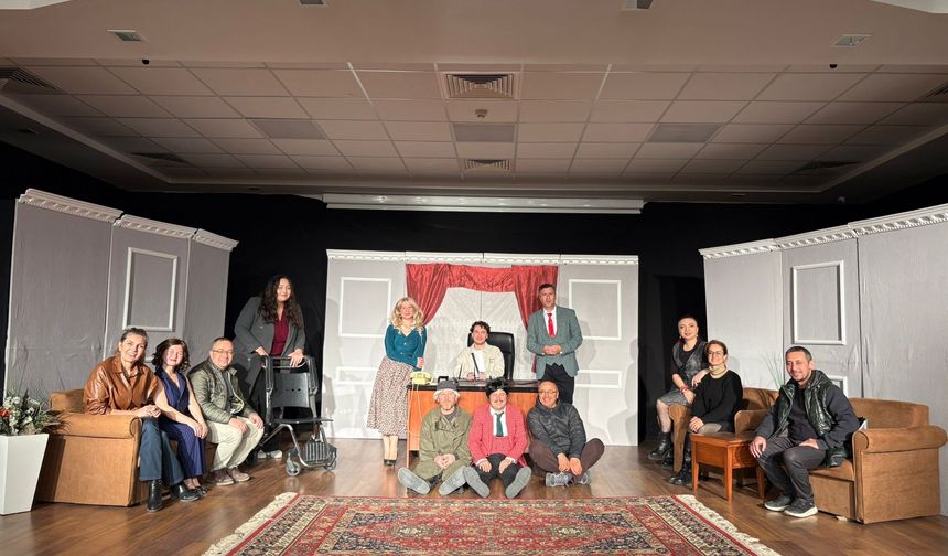 Yozgat'ta Tiyatro Seyircileri “Halley Kuyruklu Yıldız – Dünyanın Sonu” İle Gülümsedi