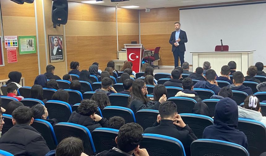 TÜGVA Yozgat’tan Öğrencilere Eğitim ve Kariyer Söyleşisi