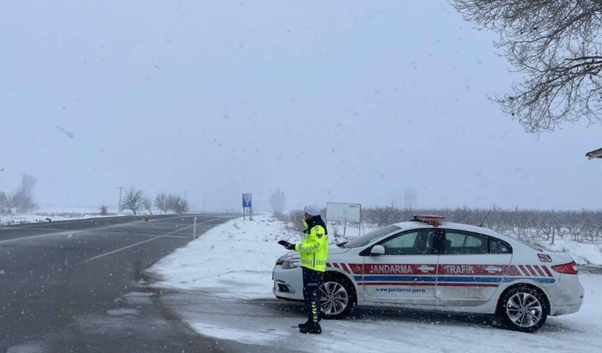 Yozgat’ta Kar Mahsur Bıraktı: Jandarma Yardıma Koştu