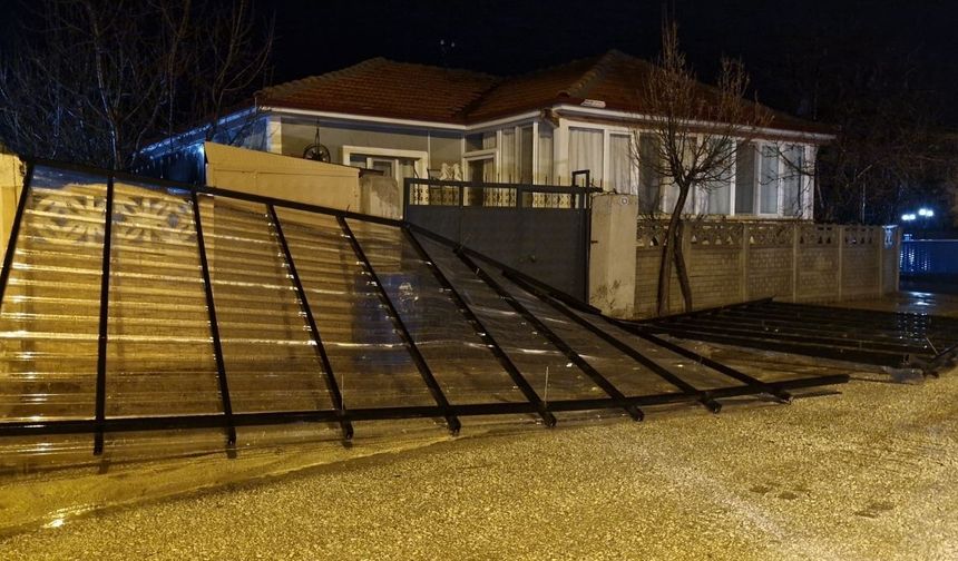 Fırtına Anadoluyu Vurdu Çatılar Uçtu!