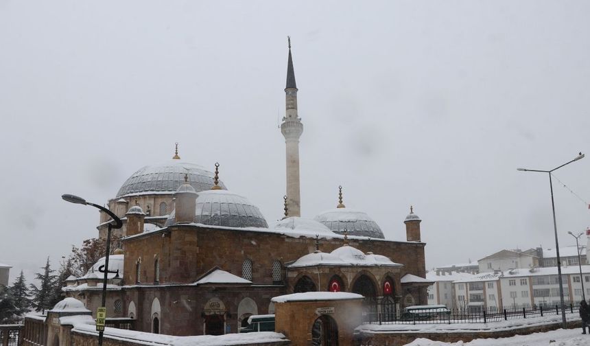 Yozgat'ta Kar Yağışı Şehri Beyaza Bürüdü