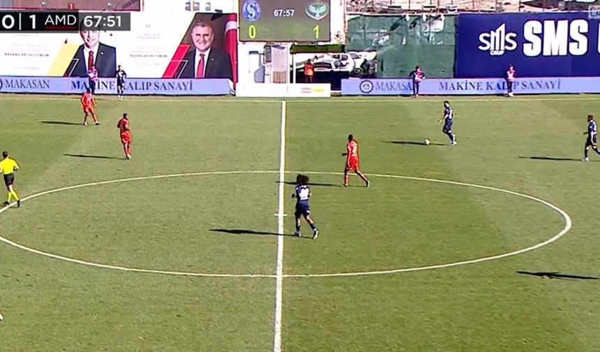 Amed Sportif Faaliyetler Kulübü - Sarıyer Spor Kulübü Maçında Taraftardan Bozkurt İşareti