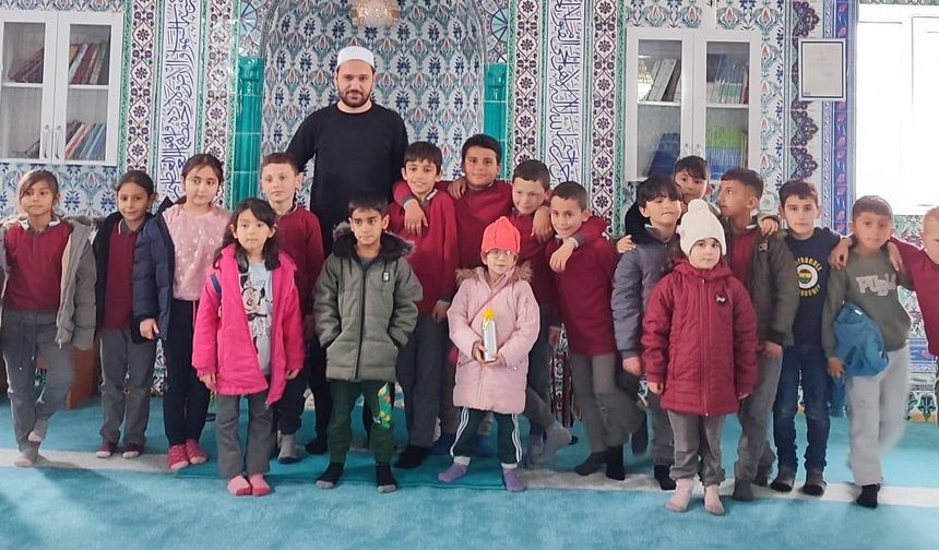 Minikler Cami Ziyaret Etti, Ortaya Renkli Görüntüler Çıktı