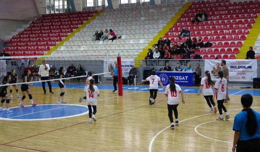 Yozgat'ta Voleybol Yıldızlar Türkiye Yarı Finali Başladı
