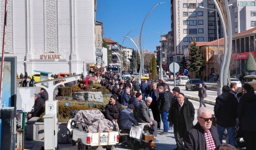 Yozgat'ta Güneş Çıktı: Vatandaşlar Meydanları Doldurdu