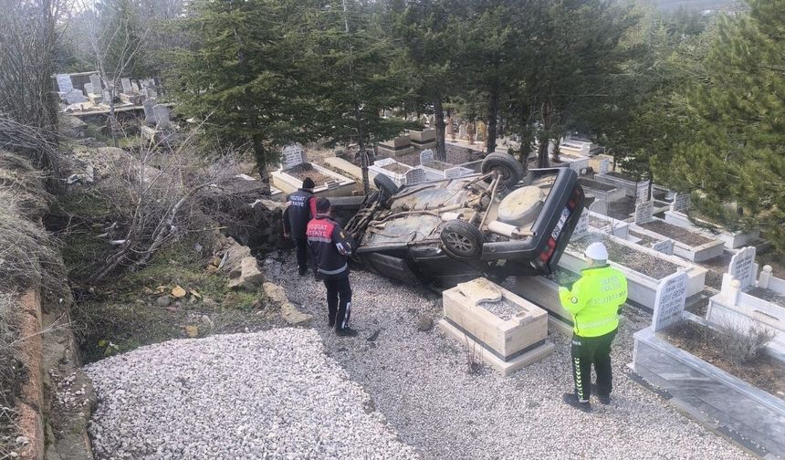 Yozgat’ta Trafik Kazası: Otomobil Mezarlığa Uçtu