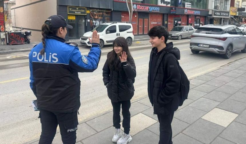 Emniyet Ekiplerinden Yozgat’ta Dikkat Çeken Çalışma: Birçok Kişiye Önemli Uyarılar Yapıldı