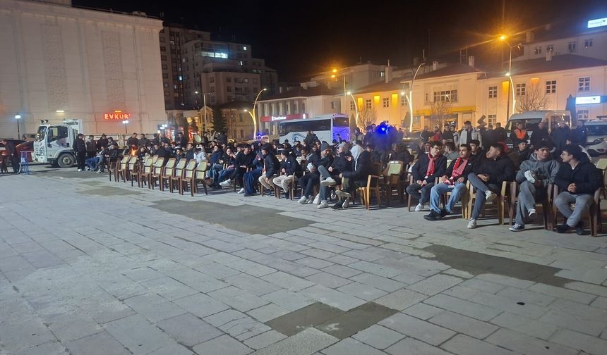 Yozgatlılar Milli Maç Cumhuriyet Meydanına Akın Etti, Arslan İkramlarla Karşıladı