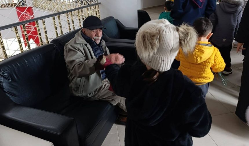 Yozgat'ta Minik Öğrencilerden Huzurevi Sakinlerine Anlamlı Ziyaret