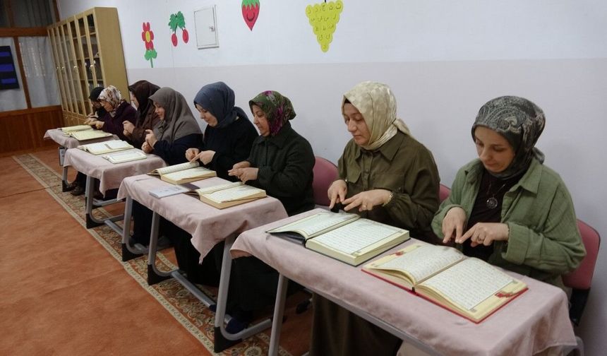 Sessiz Dünyada Kur’an Işığı: Azmi Duygulandırdı