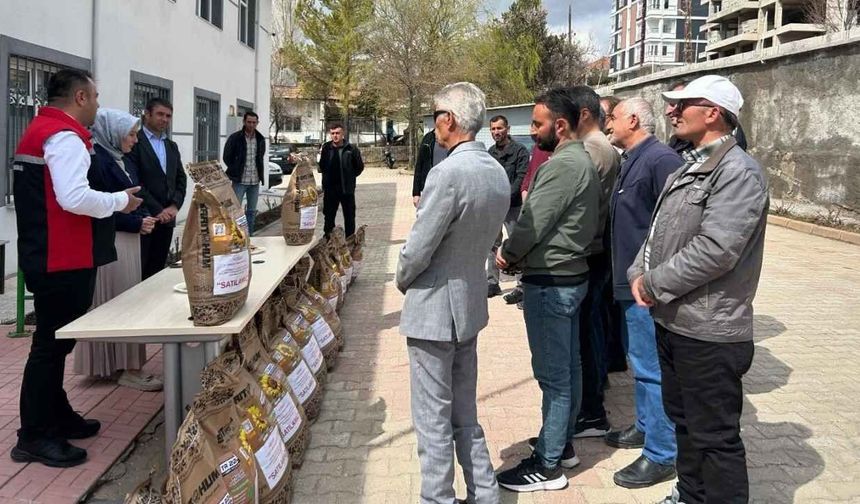 Çayıralan’da Çiftçilere Ayçiçeği Tohumu Desteği Verildi