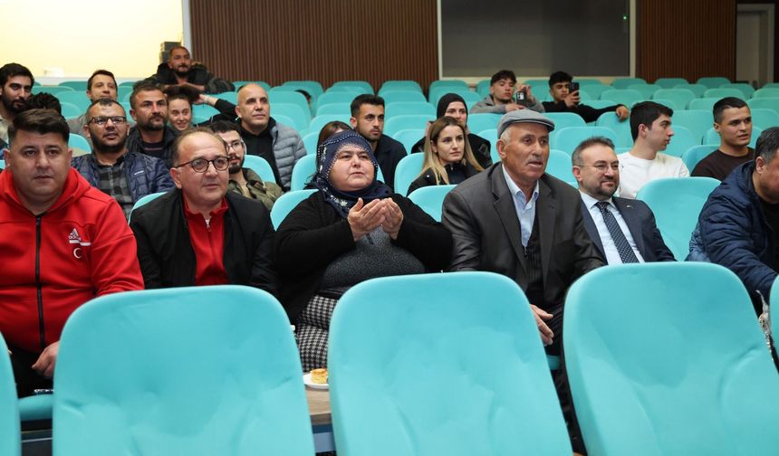 Rıza Kayaalp Avrupa’da Tarih Yazdı: Anne ve Babası Dev Ekranda İzledi