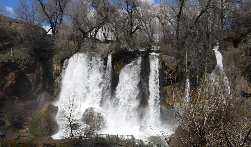 Sızır Şelalesi’nde Bahar Manzarası Ziyaretçileri Büyüledi