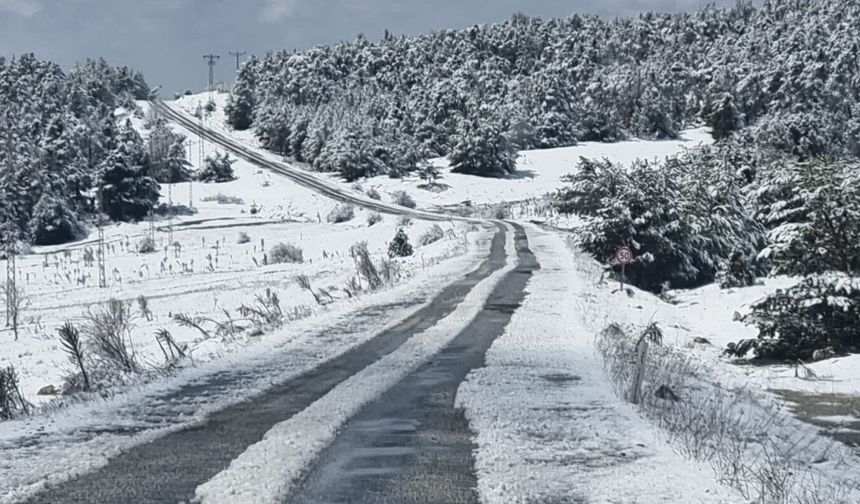 Yozgat’ta Doğa Sürprizi! Nisan Karı Hem Mest Etti Hem Endişelendirdi