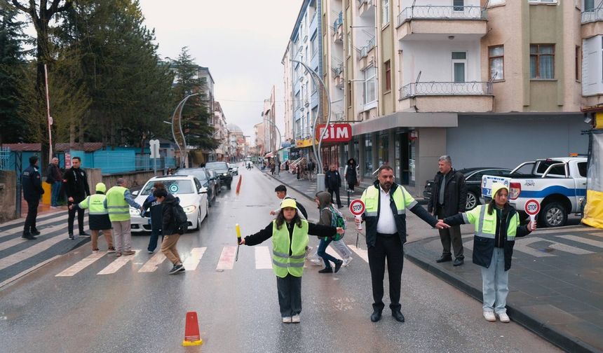 Yozgat'ta Başkan Öğrencilerle Trafiğe Çıktı