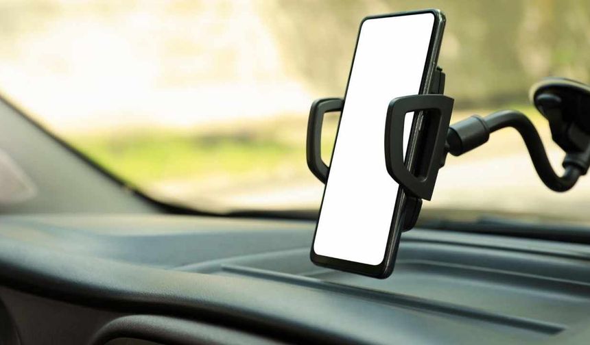 Araç Sahiplerini İlgilendiren Yeni Düzenleme Hazırlandı! Telefon Tutucularıyla İlgili Belirsizlik Sona Eriyor
