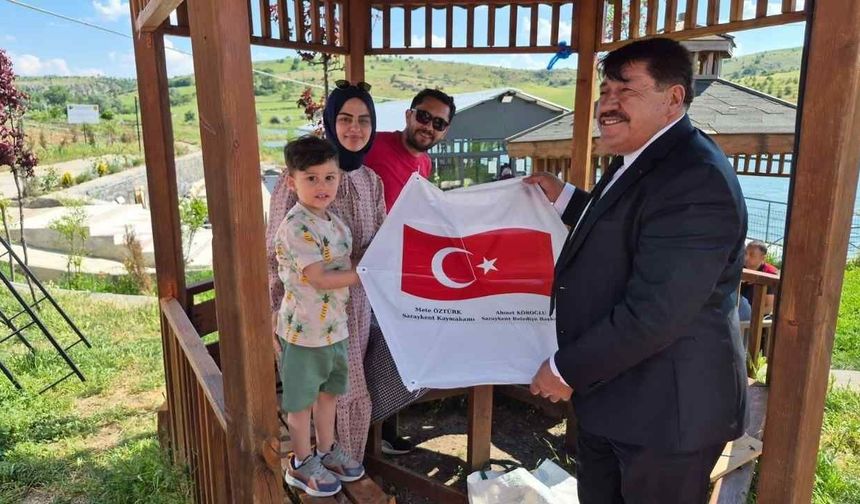 Saraykent Belediye Başkanı Ahmet Köroğlu'ndan Öğrencilere Anlamlı Hediye