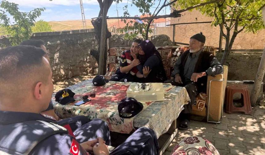 Yozgat Jandarmasından Babalar Günü’nde Şehit Babasına Anlamlı Ziyaret