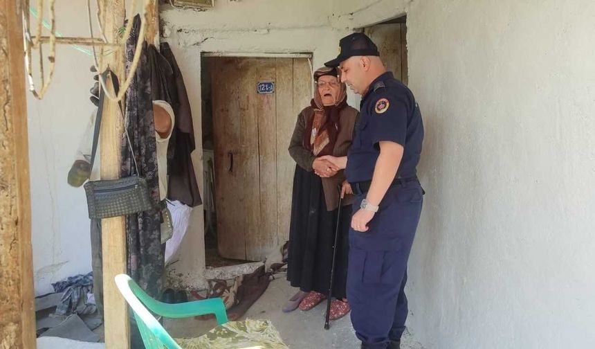 Yozgat Jandarmasından Vefa Yağmuru! 83 Yaşındaki Çınarın Yanında Oldular