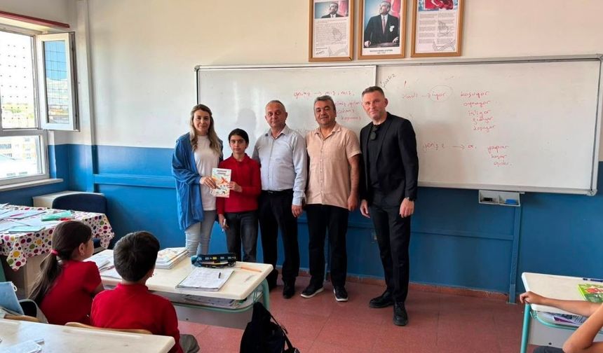 Yozgatlı Minik Yazar Şefika Gözan İlk Kitabını Çıkardı: Okul Okul Gezip İmzaladı