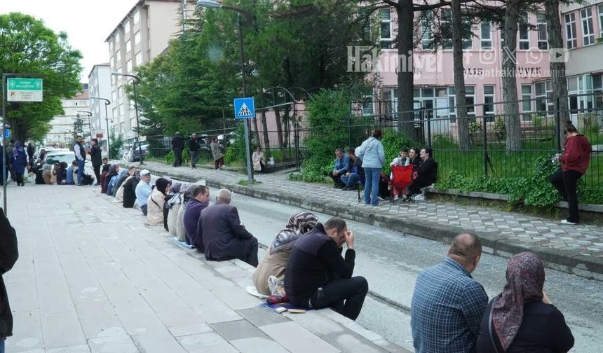 Yozgat’ta LGS Heyecanı! Çocuklarının Geleceği İçin Okul Önlerine Akın Ettiler