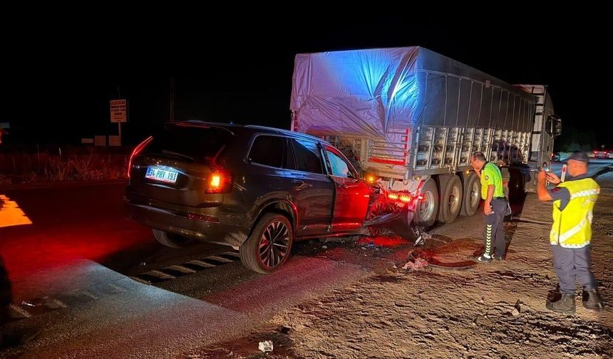 Yozgat'ta tırın dorsesine çarpan SUV'da 3 yaralı
