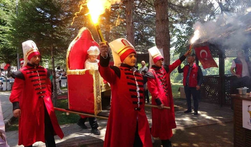 Yozgat'ta asırlık vakıf geleneği canlandı: 30 çocuk mehterli konvoyla sünnet oldu