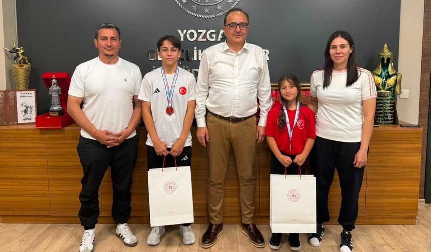 Kadın Güreşçilerden Yozgat'ta Büyük Sürpriz: İl Müdürü Sporcuları Makamında Kabul Etti!