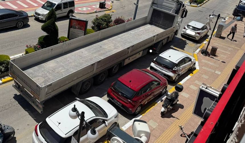 Yozgat'ta Gelişi Güzel Park Edilen Araçlar Trafiği Kilitliyor