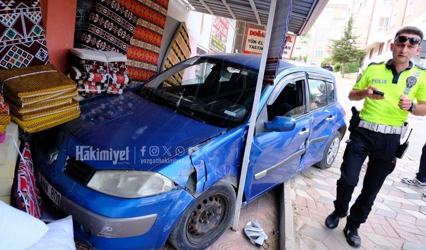 Yozgat'ta Kadın Sürücünün Kullandığı Otomobil İş Yerine Girdi