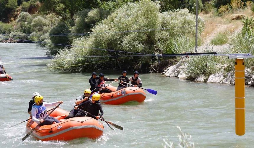 Yozgatlı Sporcular Van'da Türkiye Şampiyonluğu İçin Kürek Çekiyor!