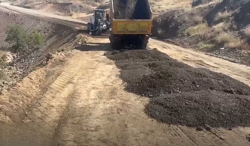 Yozgat'ta Bazı Köy Yollarında Asfalt Mesaisi Devam Ediyor