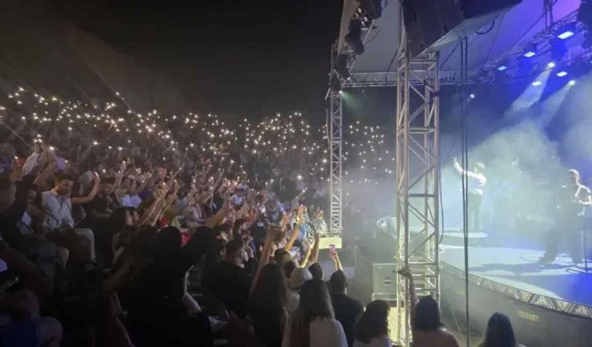 Gökhan Türkmen’in Konserinde 9 Çift Aynı Anda Evlilik Teklifi Etti