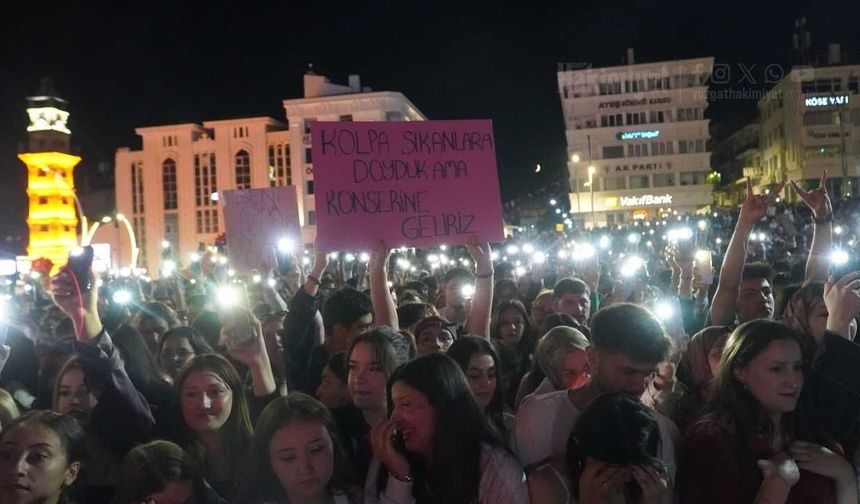 Yozgat Şenliklerin Zirveyi Kolpa Aldı: Cumhuriyet Meydanı Yıkıldı!