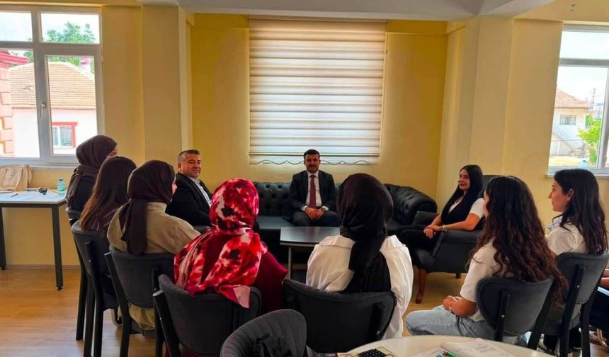 Yozgat'ta Gençler Kaymakamla Kütüphanede Buluştu