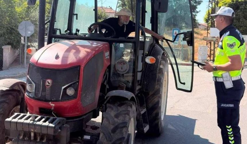 Yozgat'ta Jandarma Traktör Sürücülerini Uyarıyor