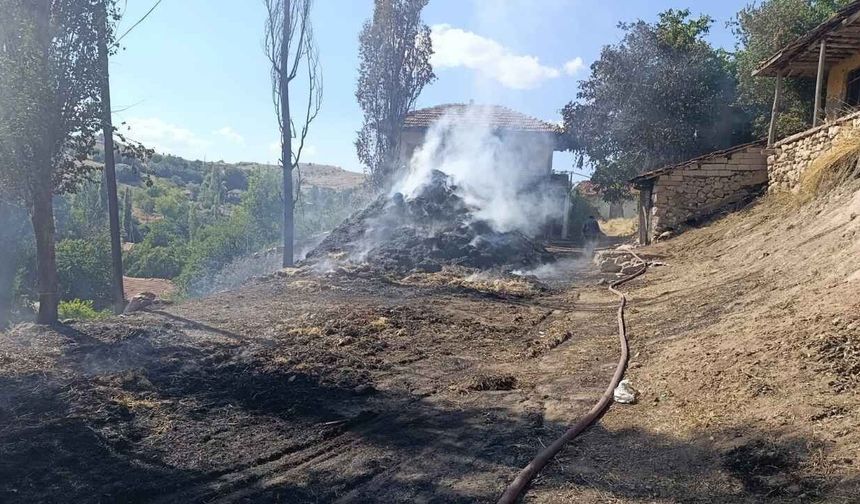 Yozgat’ta Korkutan Yangın! Saman Balyaları Alev Alev Yandı