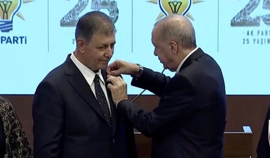 Cemil Tugay AK Parti'ye Geçti! Erdoğan Rozetini Taktı, İlk Mesajını Verdi