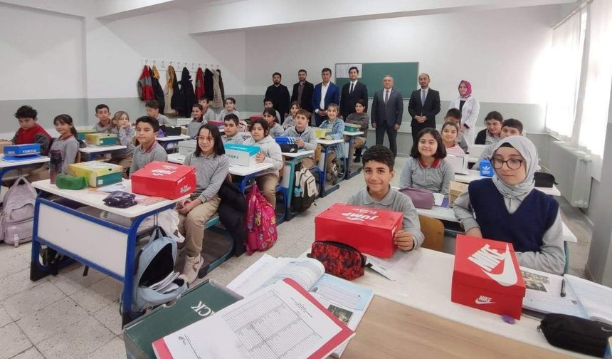 Kadışehri’nin Evlatları İçin El Ele! Okullarda Ayakkabı Dağıtımı Geçekleştirildi