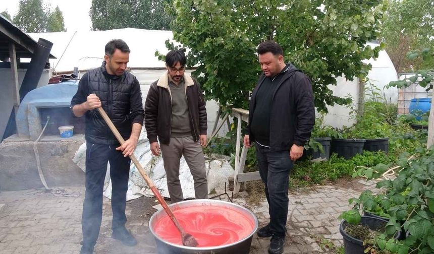 Yozgat'ta Eşlerini Düşünen Kocalar Salça Kaynattı