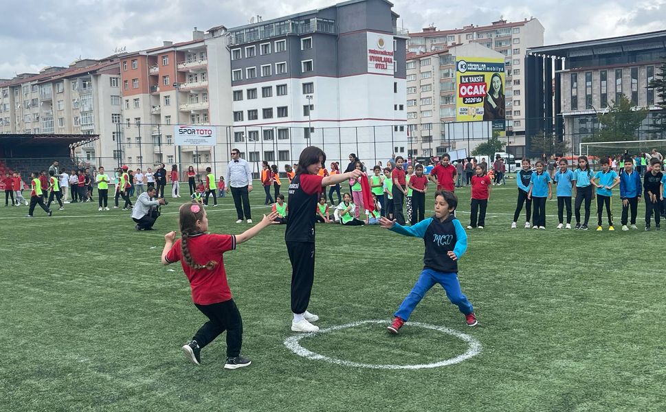 GELENEKSEL OYUNLARLA  DOYASIYA EĞLENDİLER