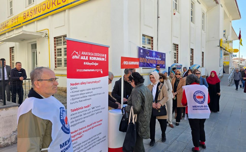 'Anayasa Değişsin, Aile Korunsun'