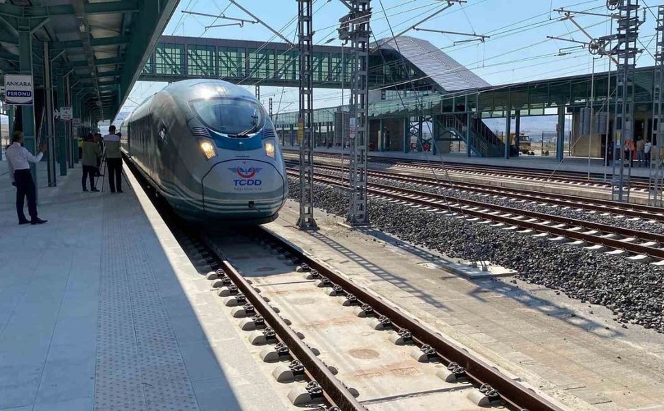Yozgat’ta Maaşını Alamayan Hızlı Tren İşçisi Çatıya Çıktı