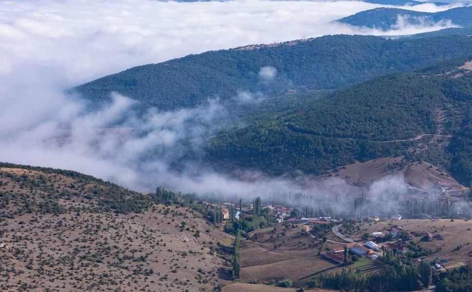 Akdağmadeni Sis Altında Kaldı! Ormanlık Alanlarda Kartpostallık Manzaralar Oluştu